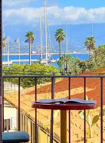 Superbe T2 Avec Balcons, Vieux Port, Hyper Centre Ajaccio