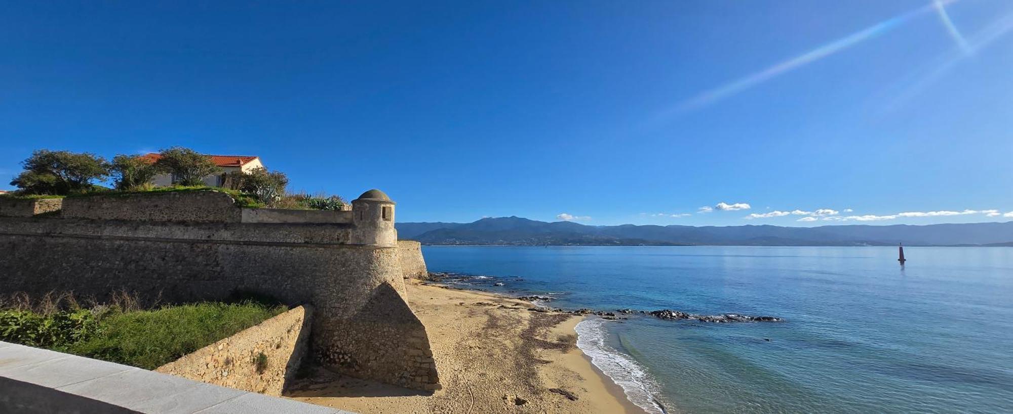 Superbe T2 Avec Balcons, Vieux Port, Hyper Centre Ajaccio *